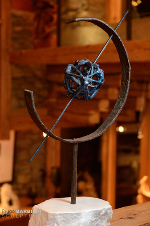 La Mappemonde : sculpture en bronze patiné bleu